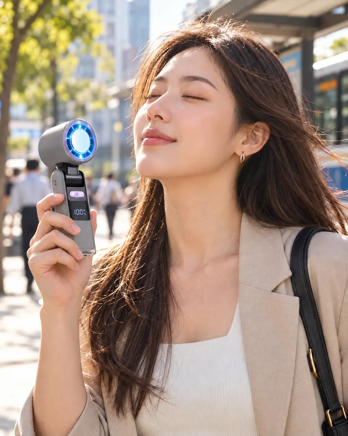 Persona usando CoolWave en la ciudad
